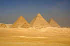 pyramids2.JPG (58667 バイト)